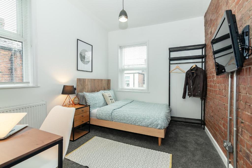 Park House - Large 3 Bedroom Victorian House, 10 Mins from Manchester - 10