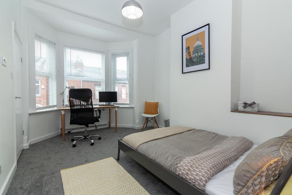 Park House - Large 3 Bedroom Victorian House, 10 Mins from Manchester - 2