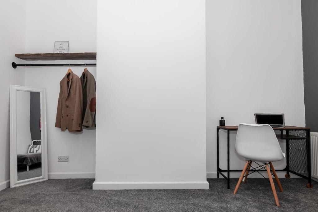 Park House - Large 3 Bedroom Victorian House, 10 Mins from Manchester - 18