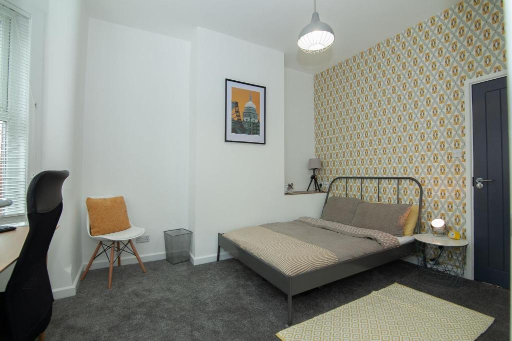 Park House - Large 3 Bedroom Victorian House, 10 Mins from Manchester - 19