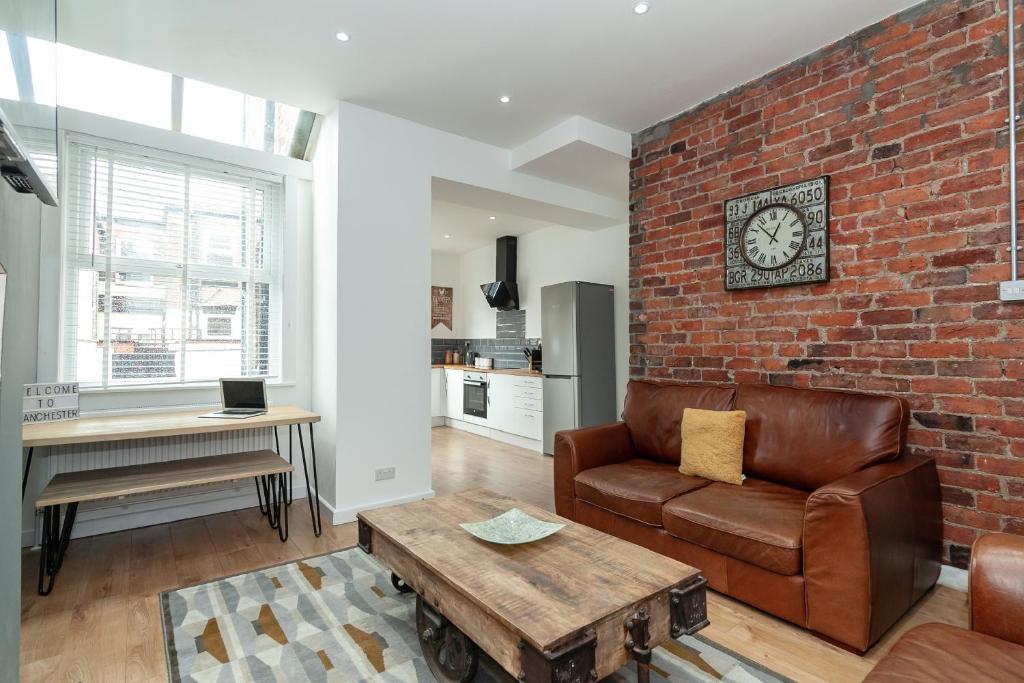 Park House - Large 3 Bedroom Victorian House, 10 Mins from Manchester - 4