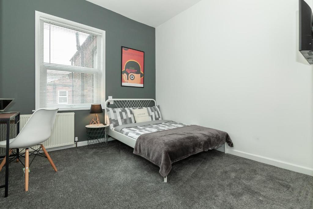 Park House - Large 3 Bedroom Victorian House, 10 Mins from Manchester - 11