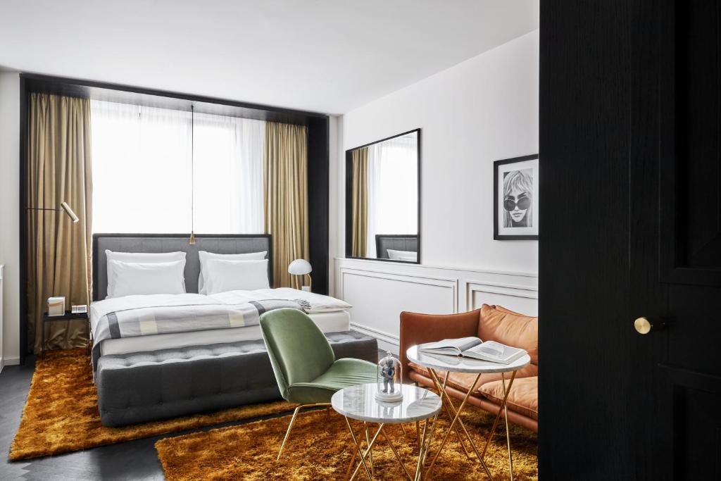 Roomers Munich, Autograph Collection - 18