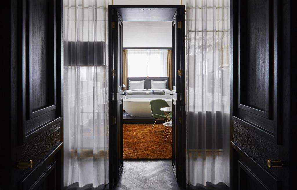 Roomers Munich, Autograph Collection - 23