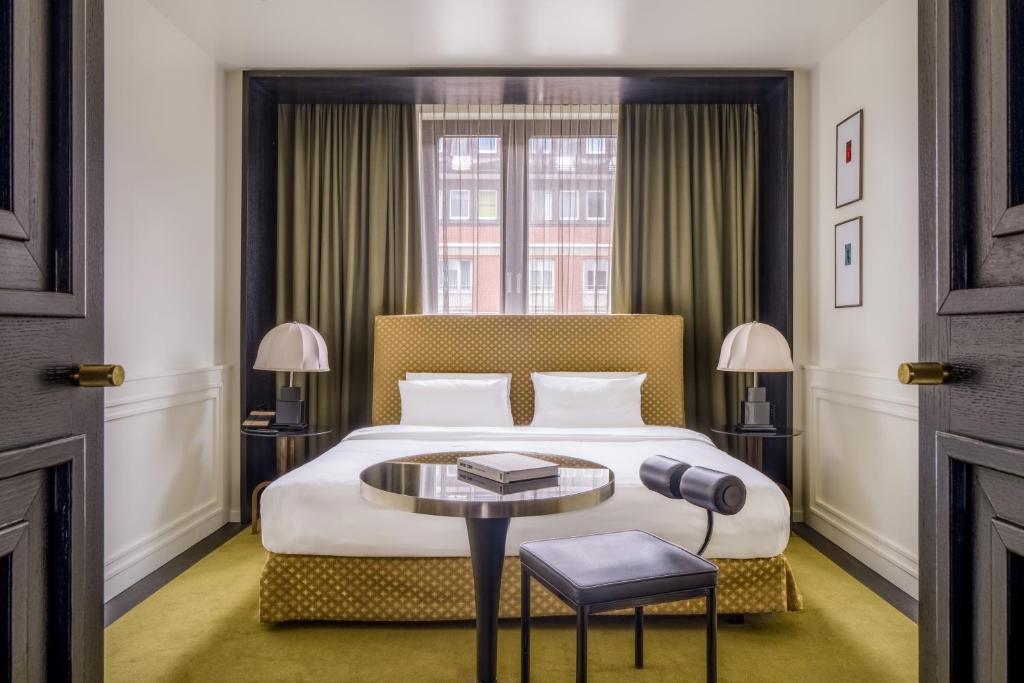 Roomers Munich, Autograph Collection - 2