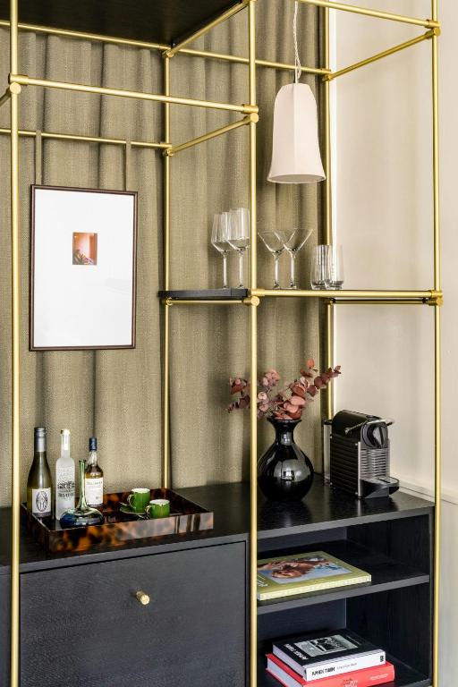 Roomers Munich, Autograph Collection - 31