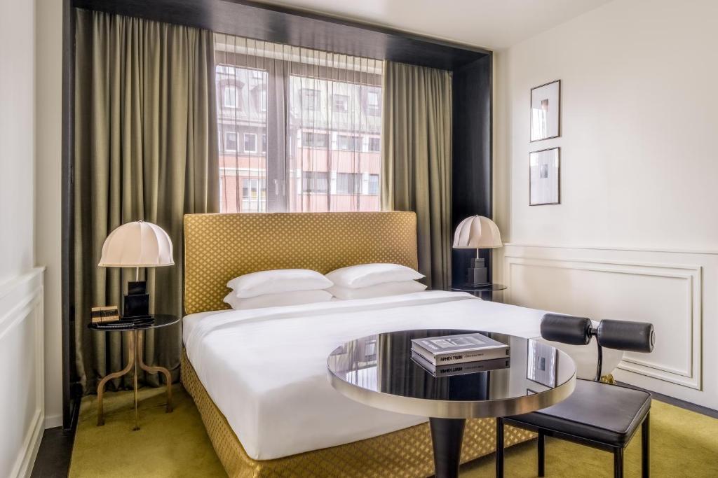 Roomers Munich, Autograph Collection - 14