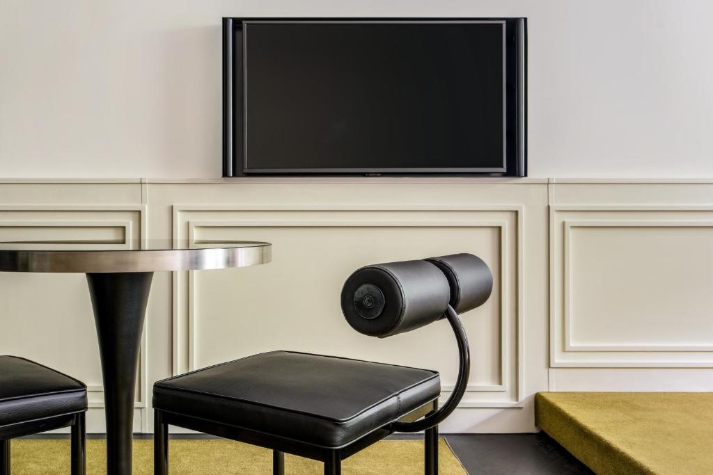 Roomers Munich, Autograph Collection - 13