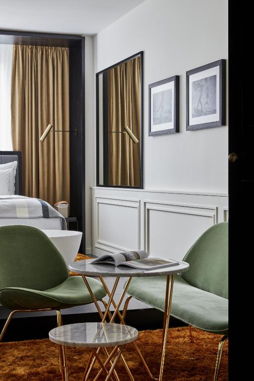 Roomers Munich, Autograph Collection - 15