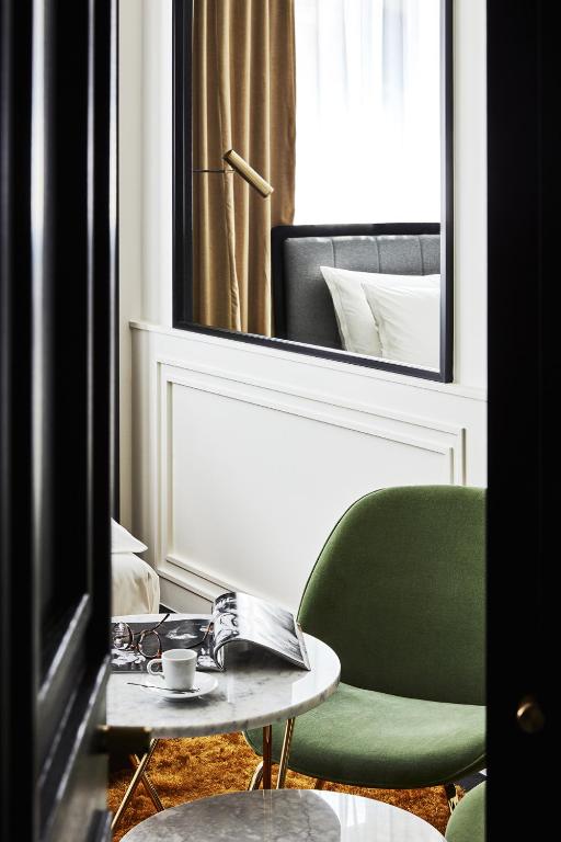 Roomers Munich, Autograph Collection - 16