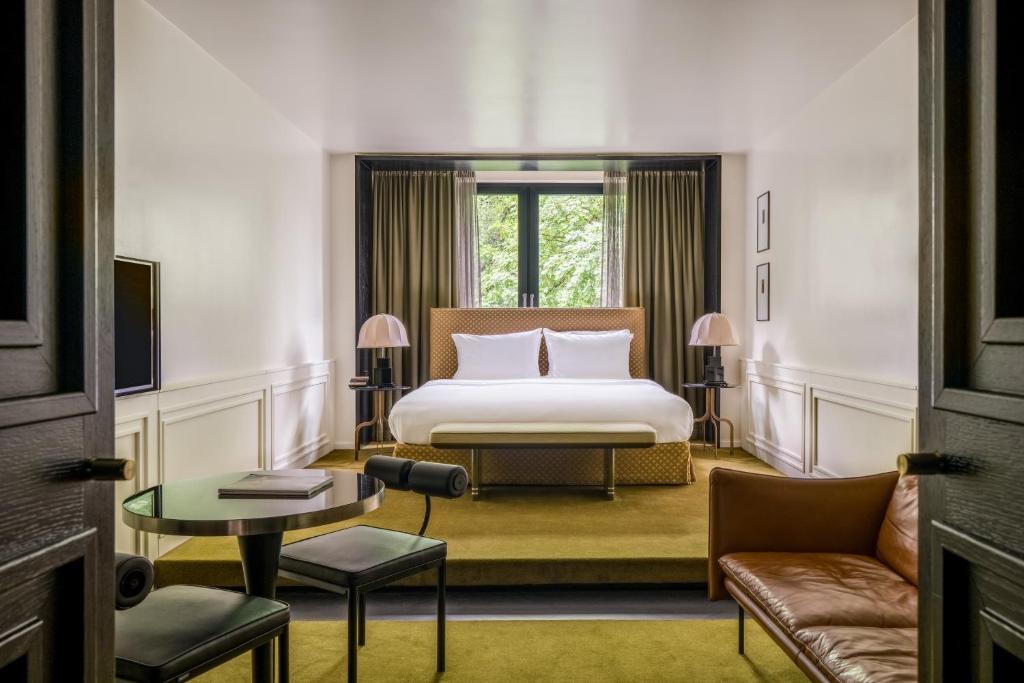 Roomers Munich, Autograph Collection - 11