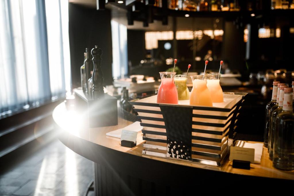 Roomers Munich, Autograph Collection - 8