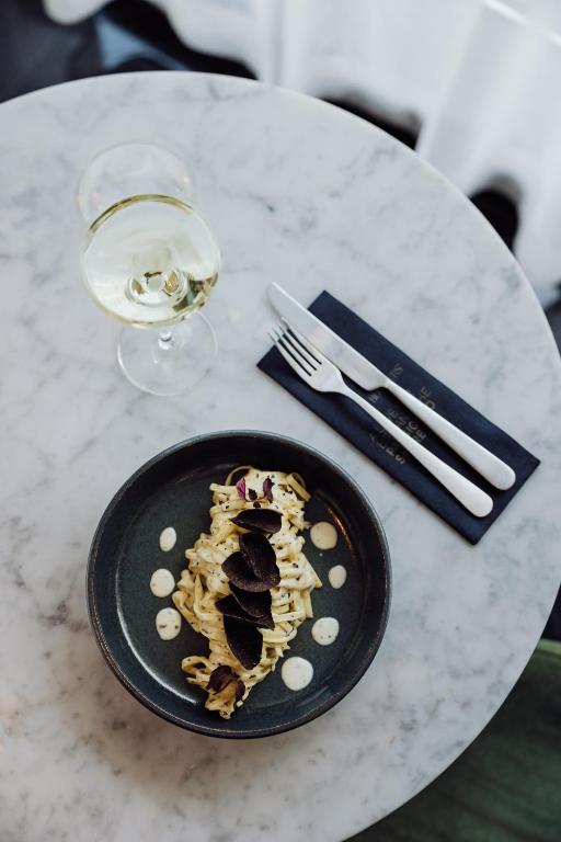 Roomers Munich, Autograph Collection - 27