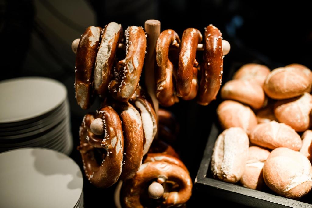 Roomers Munich, Autograph Collection - 4