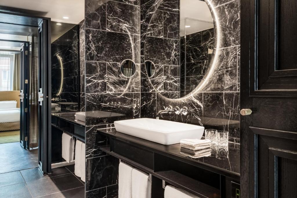 Roomers Munich, Autograph Collection - 12