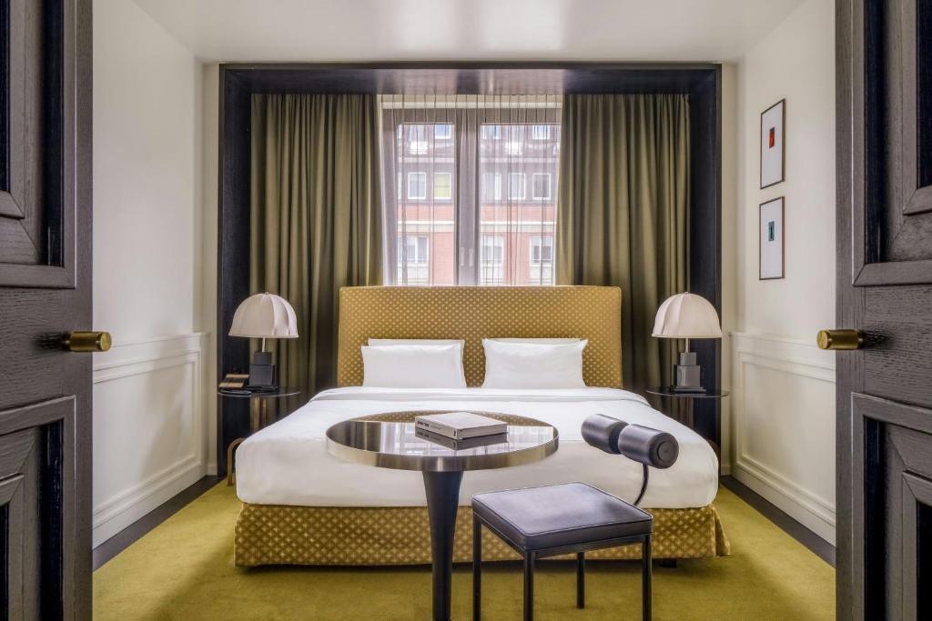 Roomers Munich, Autograph Collection - 32