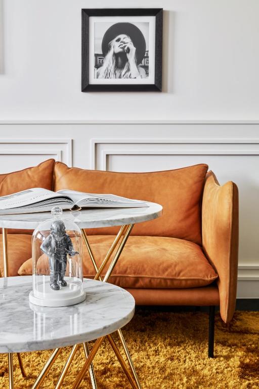 Roomers Munich, Autograph Collection - 17