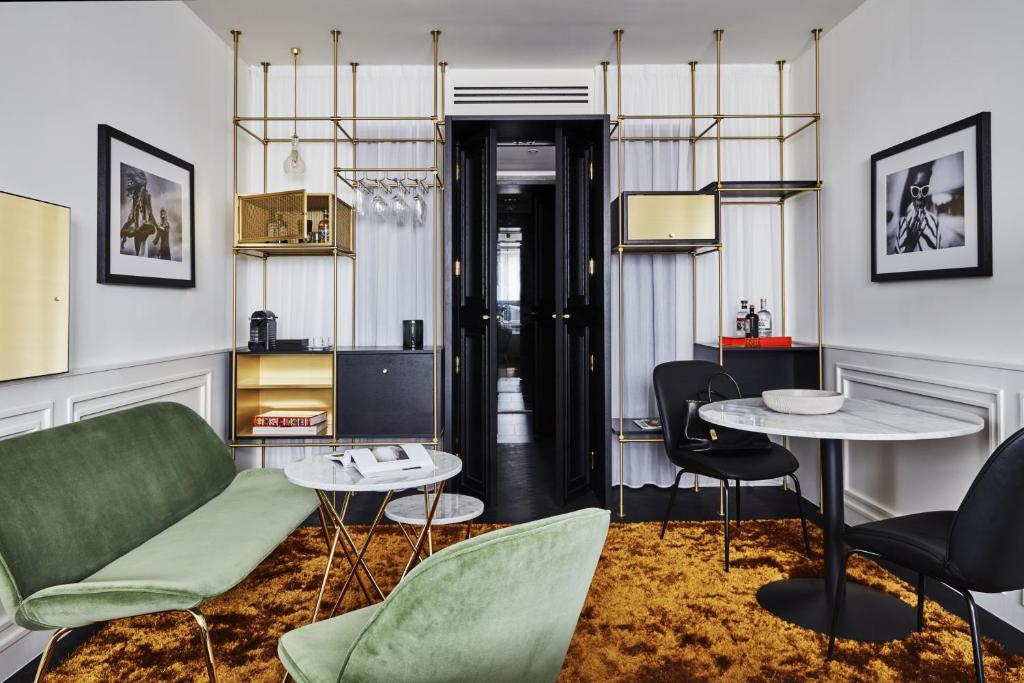 Roomers Munich, Autograph Collection - 22