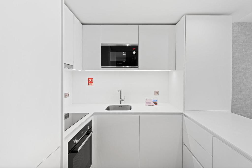 GuestReady – City Center Apartment with Balcony - 6