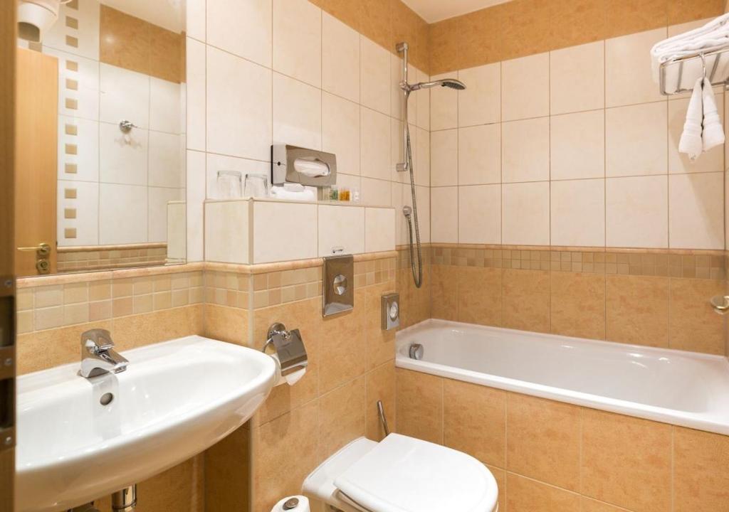 Hotel Selsky Dvur - Bohemian Village Courtyard - 15