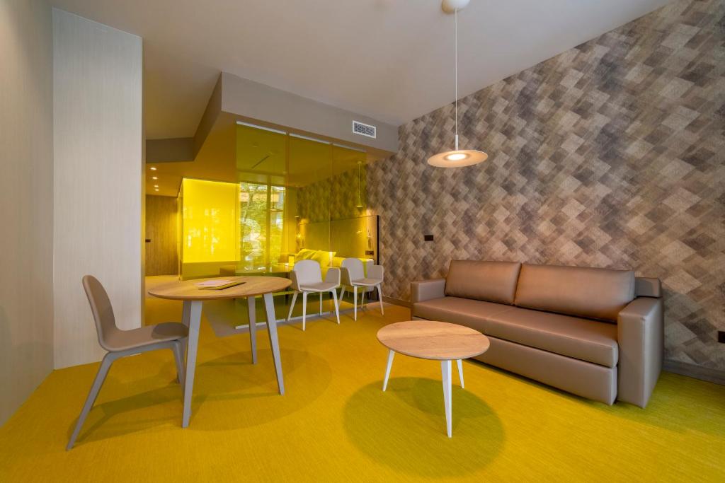 Hotel Macià Sevilla Kubb - 21