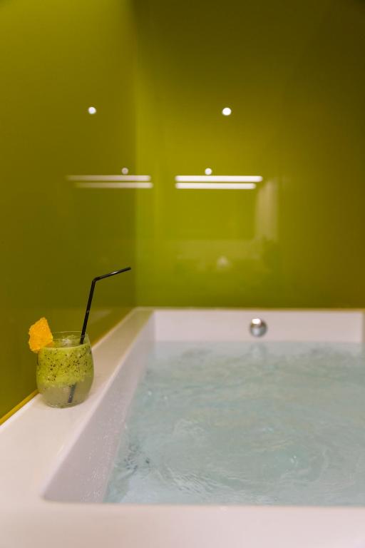 Hotel Macià Sevilla Kubb - 39