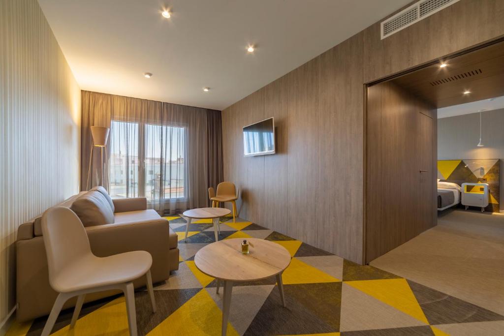 Hotel Macià Sevilla Kubb - 43