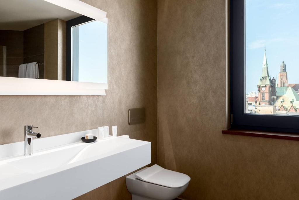 AC Hotel by Marriott Wroclaw - 37