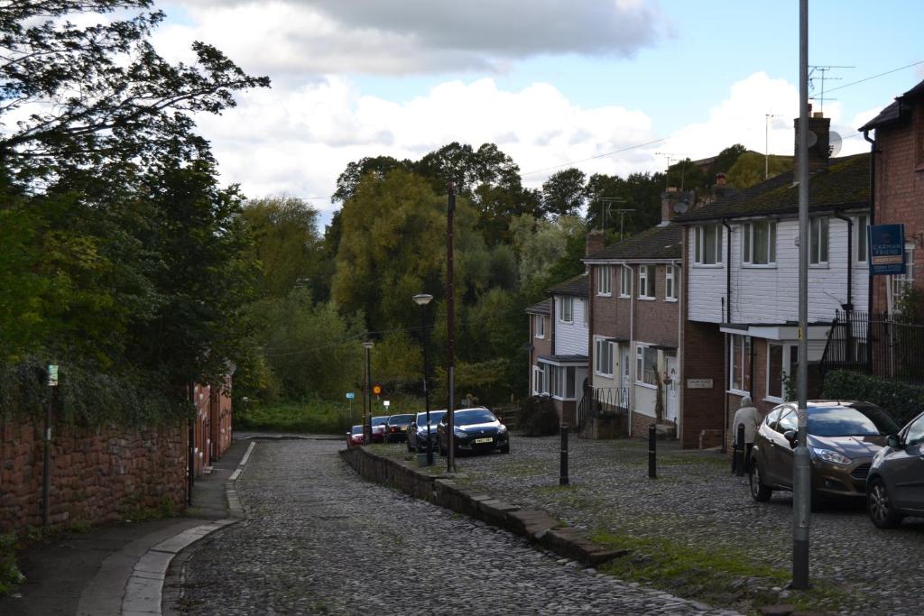 Charming 1 bed riverside apartment - 17