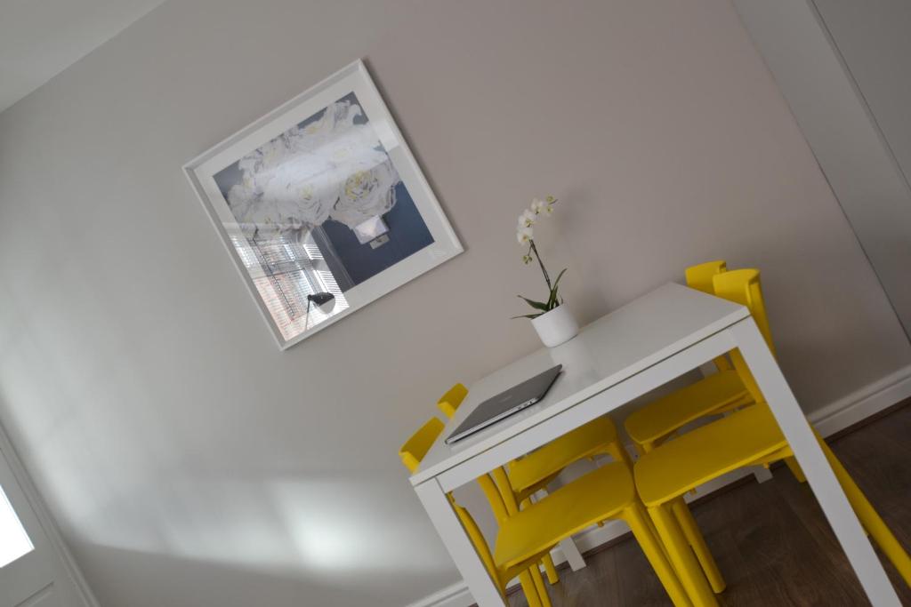 Charming 1 bed riverside apartment - 10