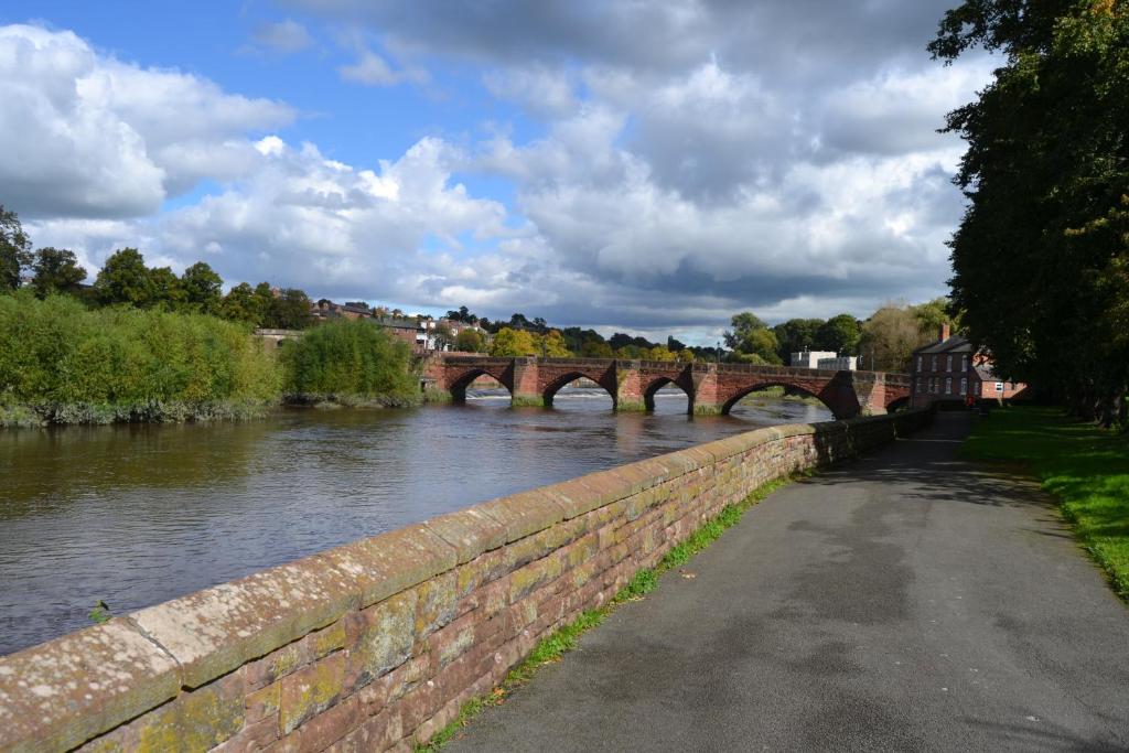 Charming 1 bed riverside apartment - 19