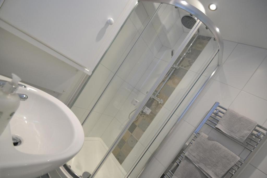 Charming 1 bed riverside apartment - 8