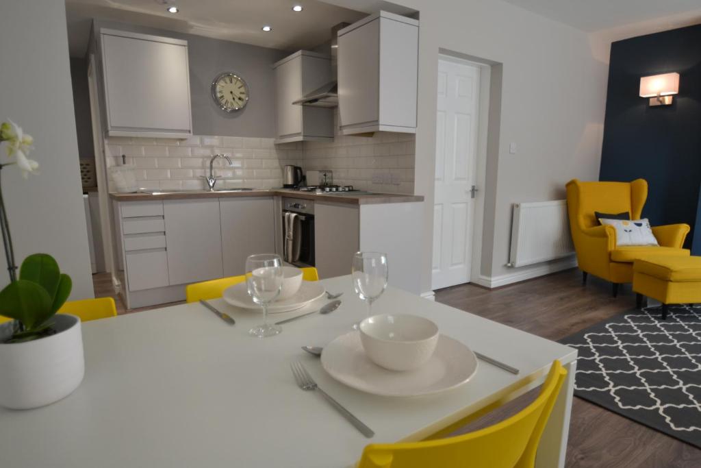 Charming 1 bed riverside apartment - 4