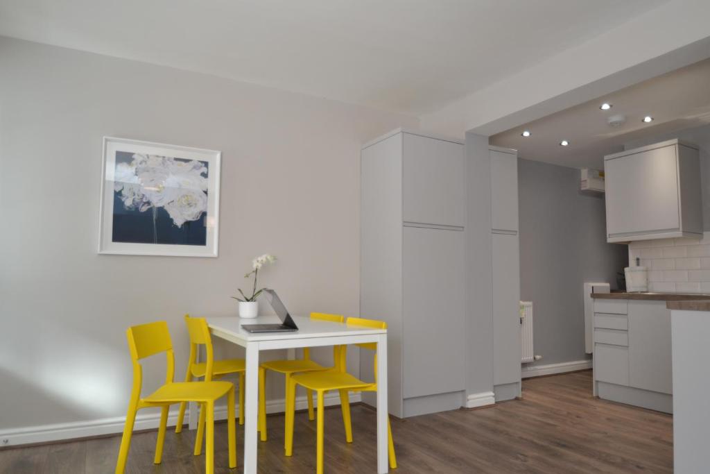Charming 1 bed riverside apartment - 11