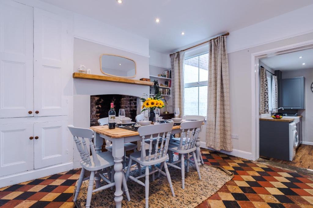 Central 2-bed home in Chester by 53 Degrees Property - Amazing location, Ideal for Couples - Sleeps 4! - 13