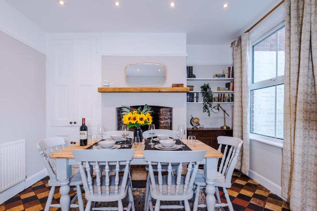 Central 2-bed home in Chester by 53 Degrees Property - Amazing location, Ideal for Couples - Sleeps 4! - 4