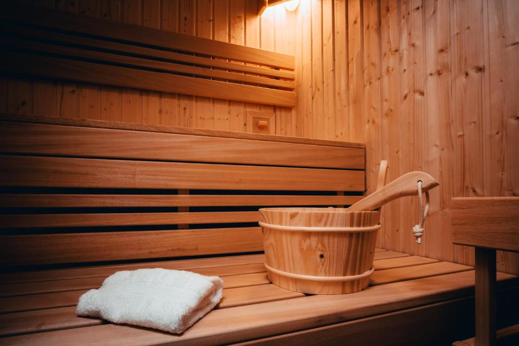 Luxury Oasis, Sauna, AC and Free Parking - 11