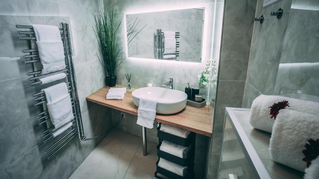Luxury Oasis, Sauna, AC and Free Parking - 3
